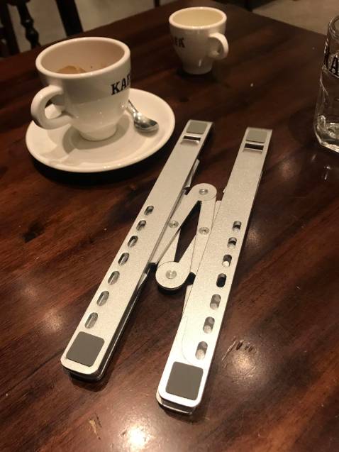 Sản phẩm đẹp, chắc chắn, đường nét phay cắt sắc nét gọn gàng, thiết kế đơn giản thông minh, đóng gói chỉn chu, quá tốt so với mức giá luôn. ok sẽ ủng hộ tiếp