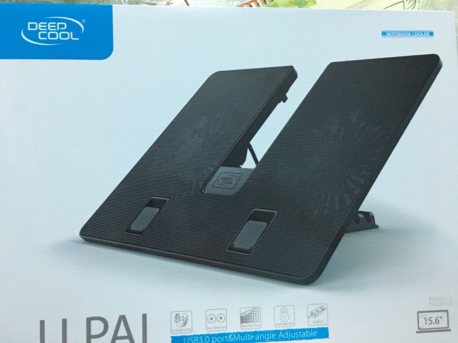 Lúc tìm hiểu rất phân vân vì thích thương hiệu Cooler Maser hơn. Nhưng sau khi mua về thì rất hài lòng. 
1. Tiki giao hàng nhanh. Đóng gói rất cẩn thận, chắc chắn. 
2. Quạt rất mát. Cảm giác mát lạnh khi đặt tay lên đế. 
3. Laptop 14” để rất rộng rãi và vững vàng. Vì đế này có thể để laptop 15,6”