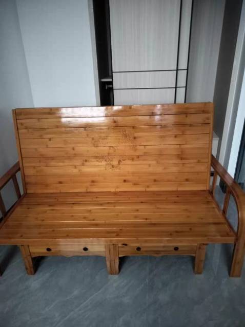 giá rẻ, lắp đặt đơn giản, anh chuyển phát nhanh giao thẳng đến nhà tôi, giường sofa khá chắc chắn.