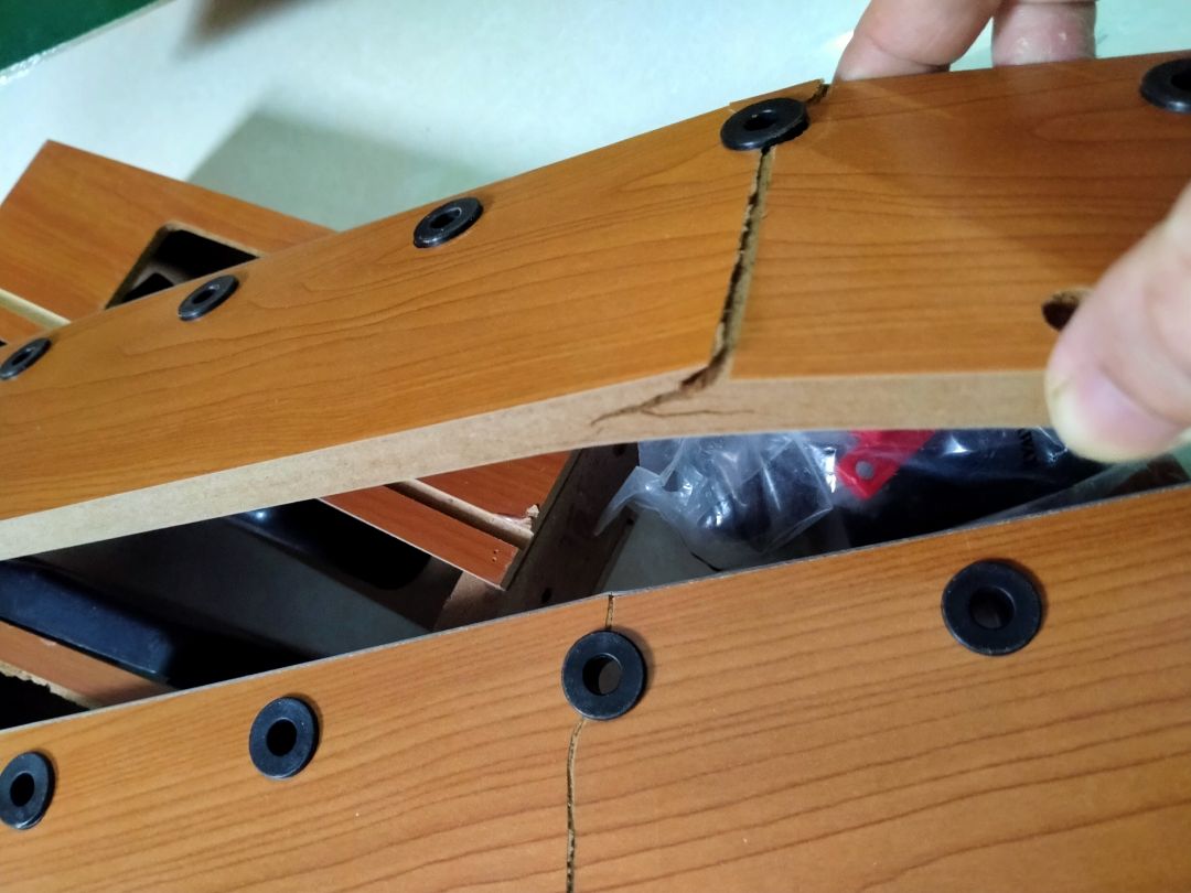 Mình vùa nhận hàng mở ra đã gãy hai miếng bên hông. Shop đổi giúp mình nhé,