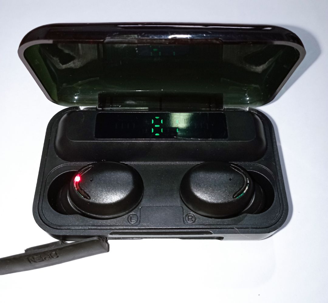 Sau một thời gian sử dụng tôi đánh giá sản phẩm khá tốt về mặt thiết kế, chất âm tuy nhiên nó còn nhiều điểm chưa đáp ứng đó là thời gian sử dụng của mỗi tai nghe Bluetooth  chưa được 2 tiếng, xảy ra hiện tượng ngắt quãng, gián đoạn.