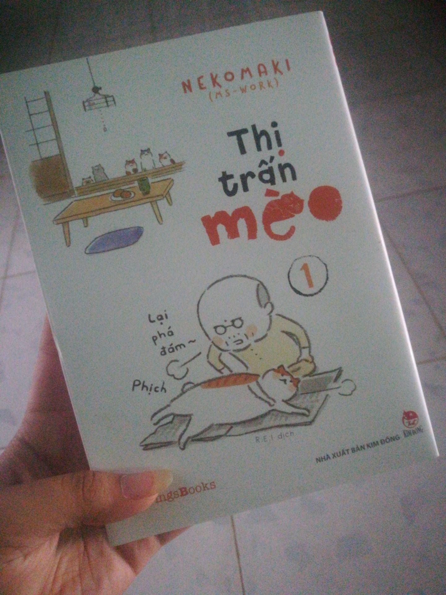 truyện đẹp, dễ thương có điều hơi buồn là không có màng bọc ở nhà, hộp thì giao đến bị mốp méo nhưng truyện không bị gì, may ghê!