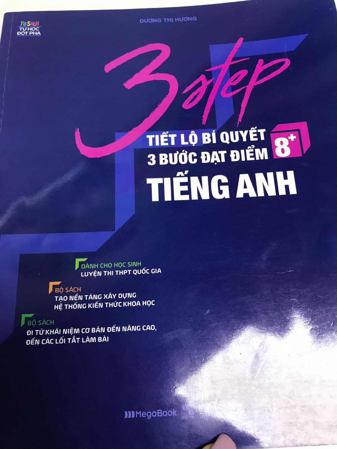Mình mua 3step Anh và nhận được sach thì bất ngờ vì sách khá to . Điều quan trọng là sách chia ra các chuyên đề, theo lộ trình có giải chi tiết nên cực phù hợp với đứa mất gốc muốn học ôn thi như mình. May mà mình biết đến sách sớm. Mình sẽ cố gắng dồn tiền để mua 3 step toán văn!