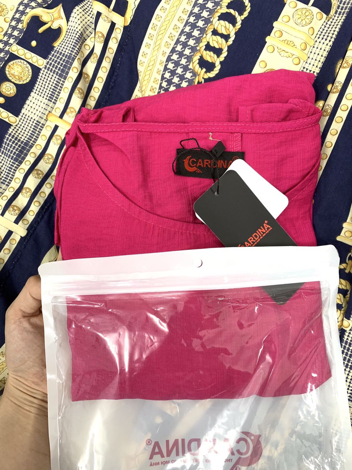 Chất đũi đẹp, dễ mặc, màu hồng xinh, mình mua đi biển đúng hợp luôn. Mình thấy số lượng còn ít nên tranh thủ đặt luôn, giao nhanh lắm