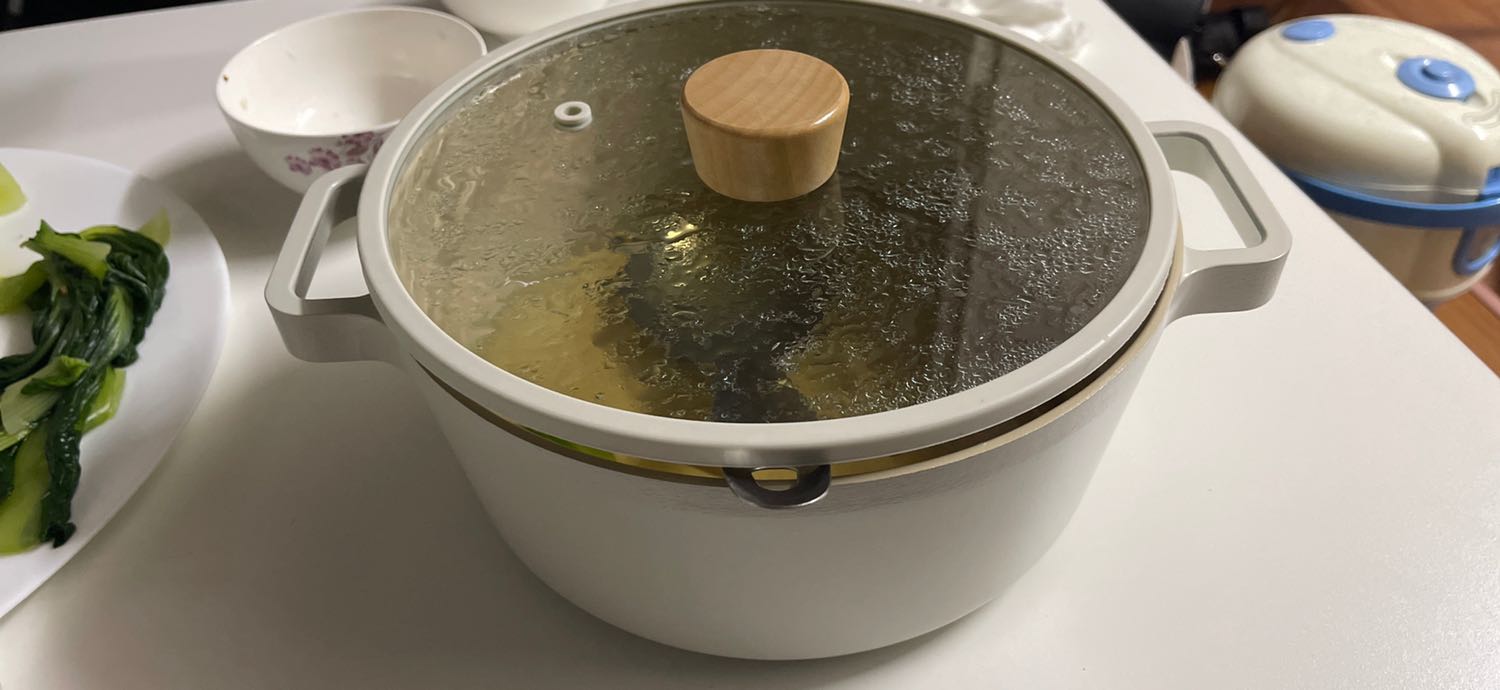 Trước tiên mình mua nồi vì đẹp, nồi nóng nhanh. Dễ dàng chùi rửa