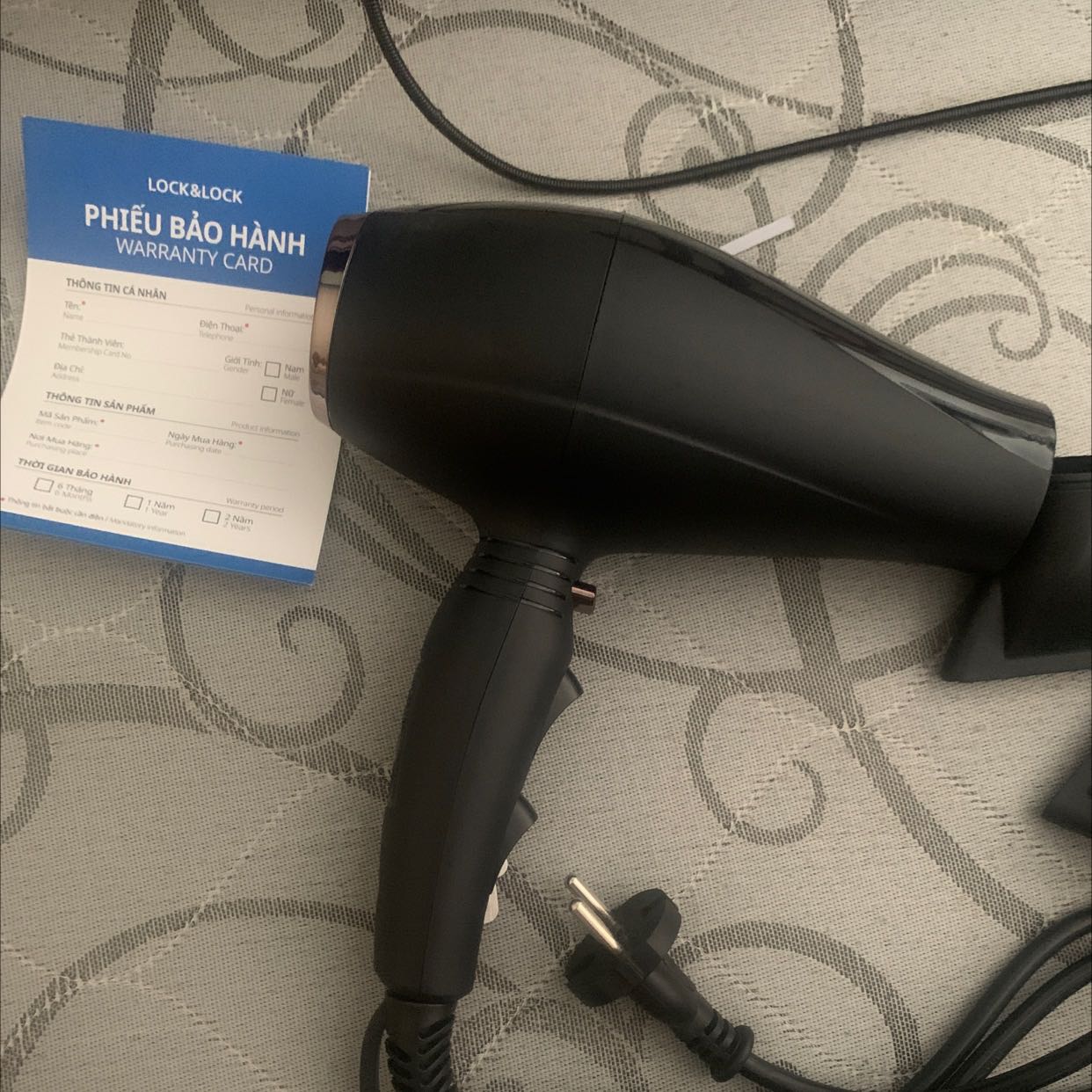 Mức độ gió có 3 chức năng, kiẻu sấy 2 chiều nóng lạnh. Máy cầm hơi nặng tay. Lúc mới mua hơi bay mùi nhựa hơi hắc nên chỉ cho 4sao. Nút công tắt với nút mức gió cả 2 đều điều chỉnh lượng gió :)))).