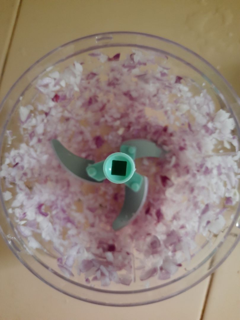 Sản phẩm nhỏ gọn nhưng cực xịn xò, dễ sử dụng, thuận tiện cho nhà bếp. Không sợ văng cay mắt như khi băm, giã hành ớt thông thường, mà hành băm ra nhuyễn đều. Hàng thì mới sản xuất tháng 4/2021, mua lúc đang dịch vận chuyển khó khăn nhưng may mà vẫn nhận được hàng, cảm ơn Tiki và đội ngũ shipper rất nhiều.