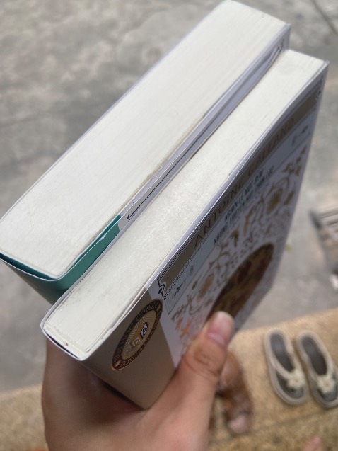 Sách mất seal và bị bẩn, quăn mép