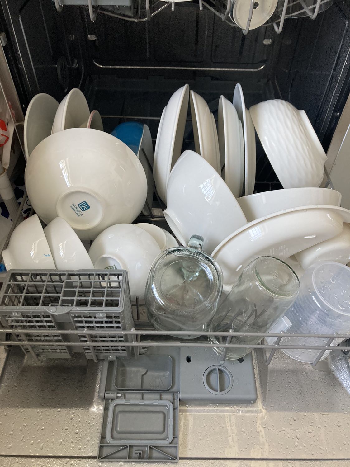 Rửa sạch và đc nhiều đồ không ngờ luôn! Nên dùng muối để tránh bị đóng cặn trên chén dĩa! Dùng thêm combo gel rửa và nước làm bóng của finish thì rửa đồ inox, thuỷ tinh sạch như mới! Không nên rửa đồ nhôm vì sẽ bị phản ứng, đóng một lớp trắng trắng! Tiết kiệm nước nhưng tốn điện!