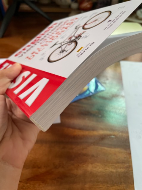 Cầm trên tay quyển sách mà hài lòng vô cùng. Sách mới tinh, thơm ko hề trầy xước, gáy sách chắc chắn. Nhìn hình thì mình nghĩ quyển này to và nặng nhưng ngưỡ lại là nó rất gọn luôn mọi người ạ, to khoảng 1 bàn tay thôi. 
Nội dung thì cực chi tiết, hình ảnh sinh động, in ấn rõ ràng lắm nha, nhìn vào viết dc 3 thứ tiếng. Đáng tiền thật! 😍