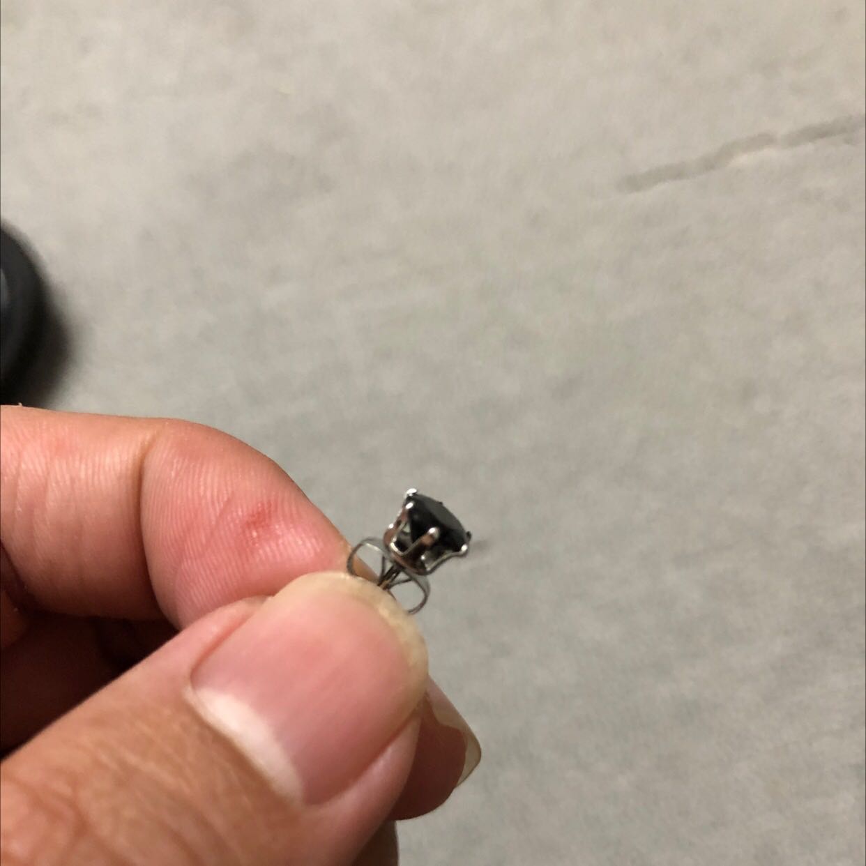 Hình ảnh trên tiki và thực tế quá khác nhau. Hic. Trên tiki thì đá đen và chuôi cũng đen. Thực tế thì đá đen và chuôi bạc thì sao mà nam đeo được 🙈🙈🙈