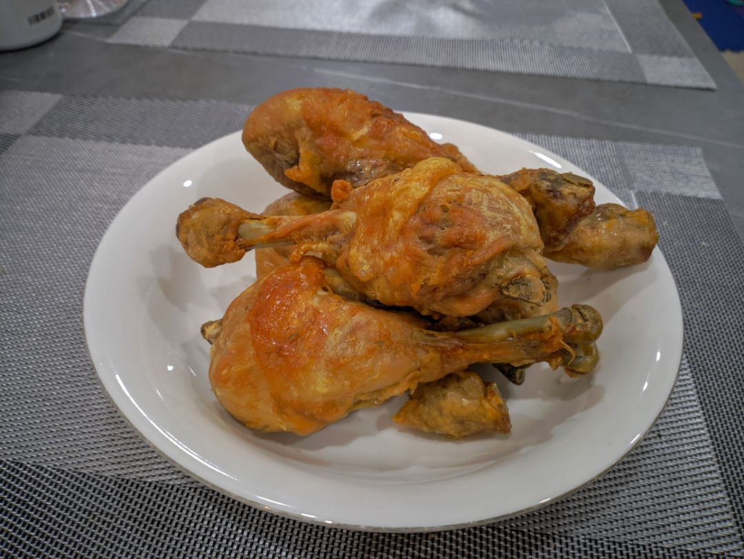 Lại một chiếc nồi siêu to của Tefal về với căn bếp của mình.Giá sale 3tr4 cả ship đc khuyến mãi thêm 1 cái nồi nhỏ. Tốc độ ship nhanh gần như tikinow,hôm qua đặt chiều nay đã giao.
kết quả lần đầu thử bếp khá ổn, da vàng ươm, giòn rụm.
Nói chung là hài lòng.