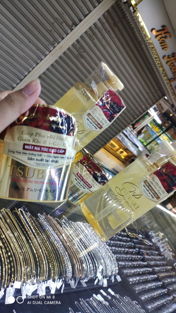 mua hủ ủ tóc..tặng 1 chai dầu gội 500ml..giá chỉ 166k..quá sịn sò..cả 2 sản phẩm NSX đều 6/2021..Tiki giao hàng nhanh như chớp...vừa đặt 9h30 sáng..ship thường thui chứ không chọn hỏa tốc..mà 14h kém 5 đã nhận được hàng❤❤❤ủ tóc mở ra mùi thơm xĩu..thơm sang lắm nè..bao bì rất "sang chảnh" luôn❤❤❤