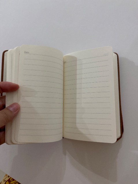 Ship nhanh, hàng xài ổn, giá hơi cao, bị rách ở bìa