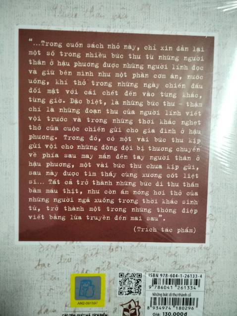 " Đò lên Thạch Hãn ơi chèo nhẹ 
  Đáy sông còn đó bạn tôi nằm 
  Có tuổi hai mươi thành sóng nước 
  Vỗ yên bờ mãi mãi ngàn năm "
Những bức di thư trong 81 ngày đêm bảo vệ Thành cổ Quảng Trị là cuốn sách ai cũng phải đọc một lần trong đời. Để hiểu một thời đau thương của đất nước, biết thương non sông này đã mấy bận chia đôi, biết ơn hàng triệu người đã hòa mình vào lòng đất để bình yên chúng ta có được ngày hôm nay. Một cuốn sách chỉ vỏn vẹn 118 trang nhưng chất chứa biết bao sự đau thương, nhói lòng của người chiến sĩ gửi về cho gia đình. Tự hào là người Việt Nam 🇻🇳🇻🇳🇻🇳
