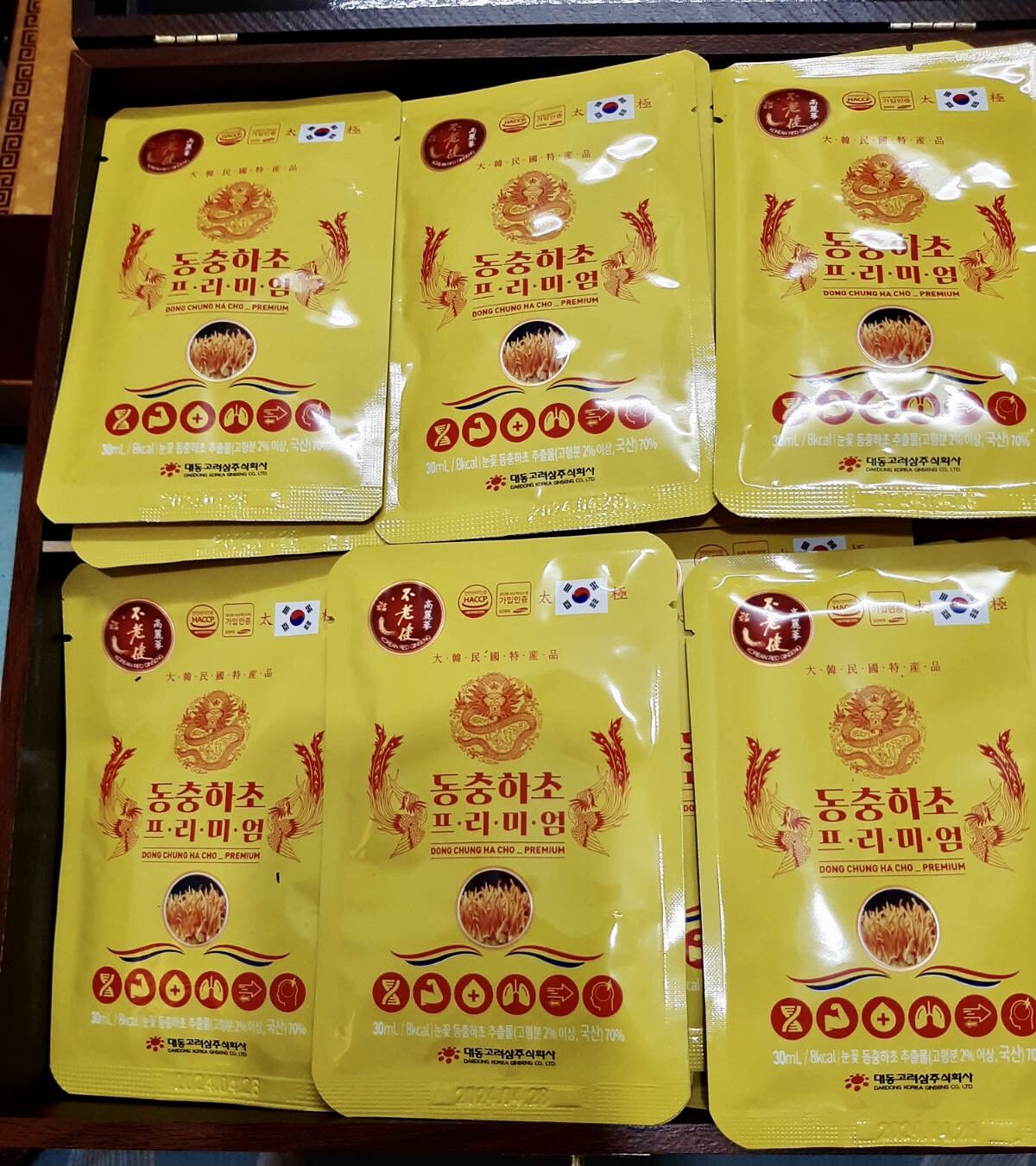 Lần đầu order của shop, chưa dùng nên chưa biết chất lượng thế nào so với loại hộp gỗ vàng 60 gói (có cái là giá cao hơn :D ) Giao hàng nhanh, hộp đựng và các gói bên trong nhìn cũng khá xịn sò và đầy đủ thông tin. Lần đầu order của shop, chưa dùng nên chưa biết chất lượng thế nào so với loại hộp gỗ vàng 60 gói (có cái là giá cao hơn :D ) Giao hàng nhanh, hộp đựng và các gói bên trong nhìn cũng khá xịn sò và đầy đủ thông tin.