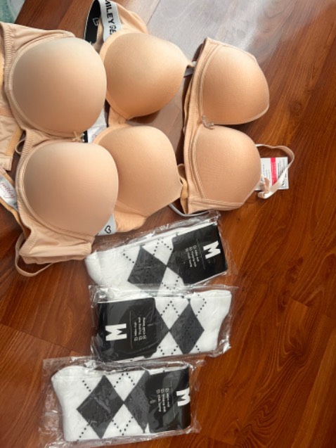 Áo form đẹp, được khuyến mãi tặng đôi vớ. Cảm ơn shop. Sẽ tiếp tục ủng hộ!