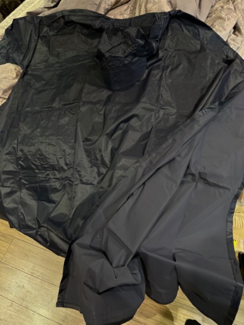 Sản phẩm đặt mua và được nhận không khớp. Sản phẩm được mô tả là áo mưa kín, nhưng nhận hàng lại là áo mưa cánh dơi. Người bán không trung thực trong bán hàng