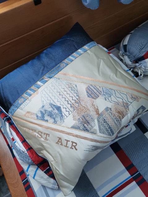 Vỏ gối đẹp, nhưng ruột thì hơi tệ, không căng phồng như ảnh.