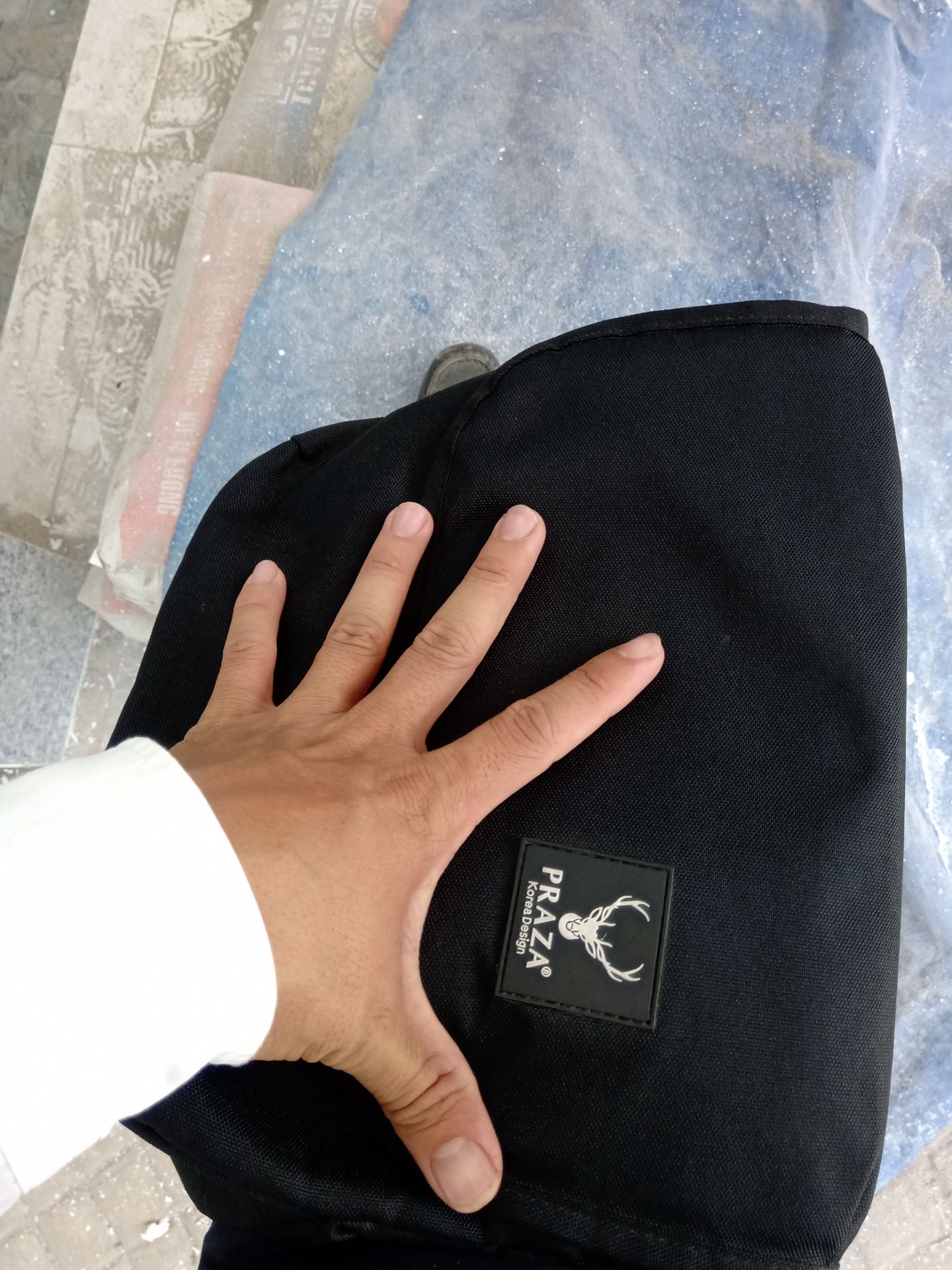 vải đẹp chắc chắn. kích thước vừa .đủ đựng máy tính bảng. có ngăn trong xinh xắn.