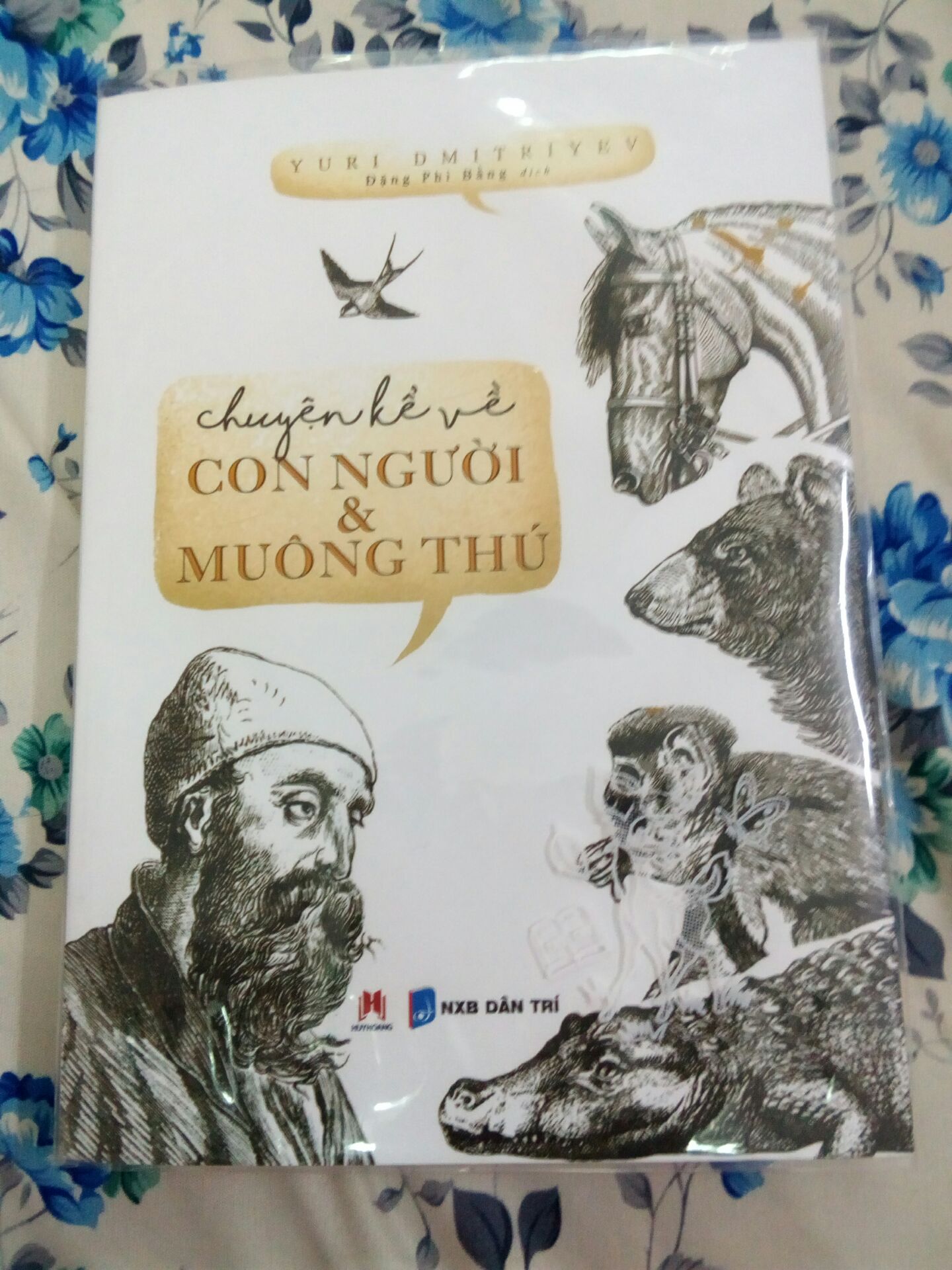 Giấy trắng, đẹp. Cuốn của mình có nhiều trang mực in hơi mờ nhưng vẫn đọc được. Cách kể của tác giả rất cuốn hút, dịch hay, thông tin vô cùng thú vị, có nhiều hình minh họa sống động. Mong rằng sẽ có nhiều người quan tâm đến động vật và thiên nhiên hơn