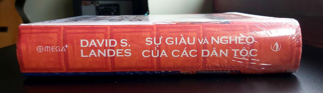 "David Landes đã viết nên một công trình khảo sát bậc thấy về những thành công lớn và thất bại lớn trong các nền kinh tế ghi vào lịch sử của thế giới. [...] Bất kỳ ai nghĩ rằng thành công kinh tế của một xã hội tách biệt với những đòi hỏi về đạo đức và văn hóa của xã hội ấy hắn nhiên sẽ phải suy nghĩ lại."  ROBERT SOLOW