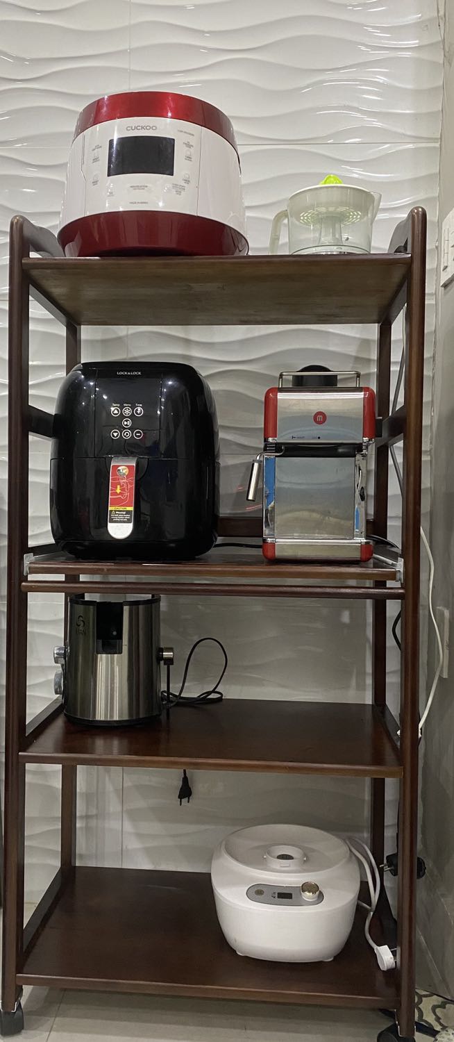 Kệ rất chắc và nặng, mình là nữ loay hoay 20p là xong (dùng súng bắn ốc mới nhanh). Hàng chất lượng, cám ơn tiki!