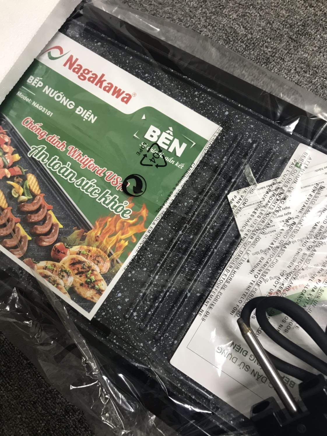 Ban đầu mình khá lăn tăn khi đặt mua bếp nướng Nagakawa nhưng có cô em đã mua review ổn nên thử đặt. Thực sự đáng tiền mua. Mặt bếp có vân như vân đá, dày dặn chắc chắn thực sự chứ k như mấy bếp mỏng mỏng khác. Phần tay cầm điều chỉnh nhiệt cũng chắc chắn, k bị nóng. Bộ sách hdsd và phiếu bh đầy đủ. Nên mua