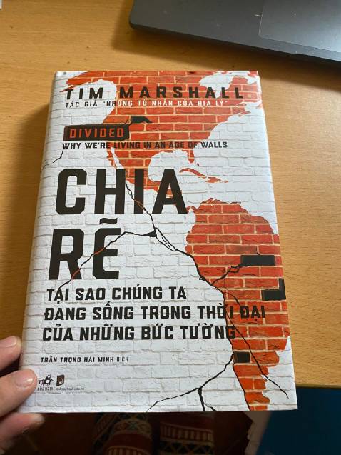 Sách mình mới mua hôm qua, đặt hàng tiki now và nhận giao hàng siêu tốc. Mình nhận được sách rất nhanh nhưng có việc không để ý sách được. Hnay mở sách ra đọc thấy rất thất vọng về ngoại hình của sách.
Mình muốn đổi trả một cuốn khác