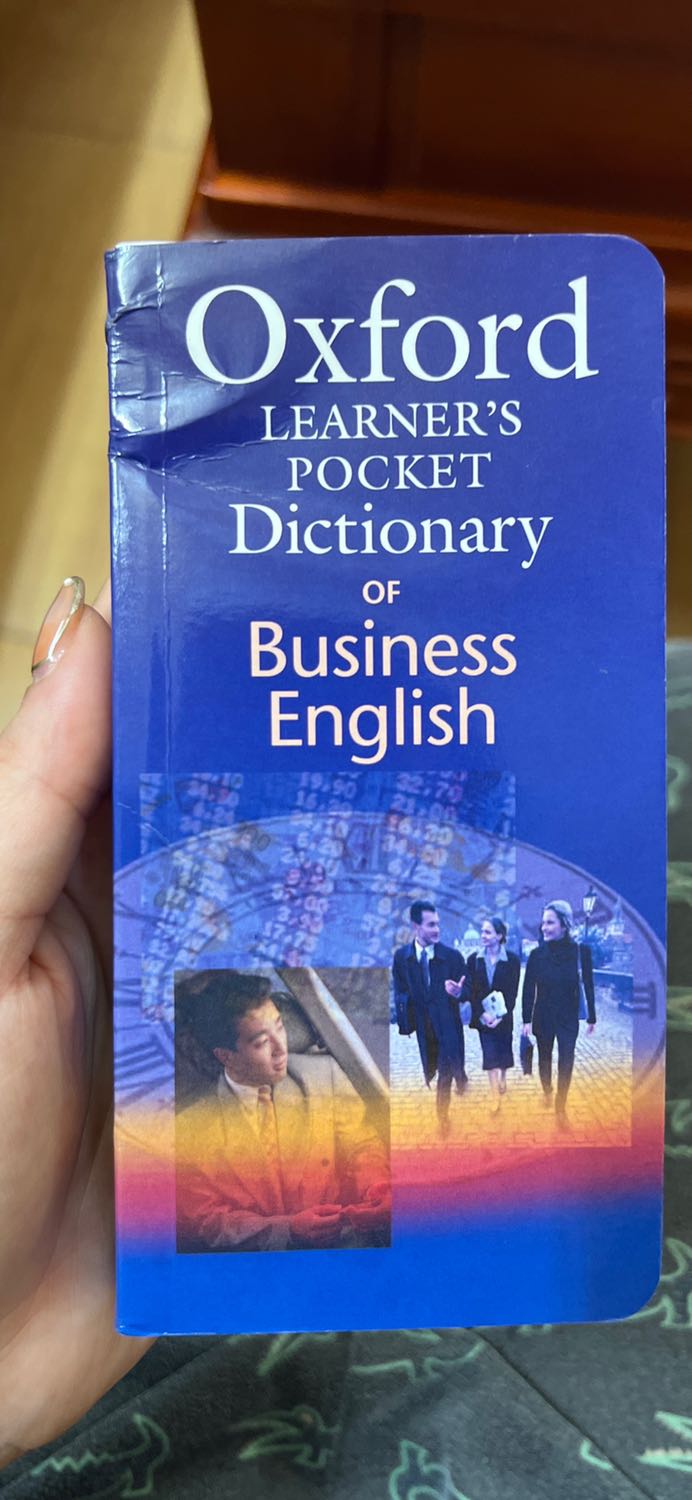 Trước đã đọc được những đánh giá không tốt về chất liệu sách rồi nhưng không nghĩ nó sẽ rơi vào mình vì vẫn thấy có người nhận được sách trong tình trạng tốt. Thật sự quá thất vọng trong khâu kiểm duyệt sản phẩm trước khi giao cho khách. Ai có ý định mua từ nguồn này thì khuyên chân thành là không nên mua hoặc nếu mua thì sẽ phải chơi ván bài may rủi mà rủi ro bị dính hàng lỗi là rất lớn.