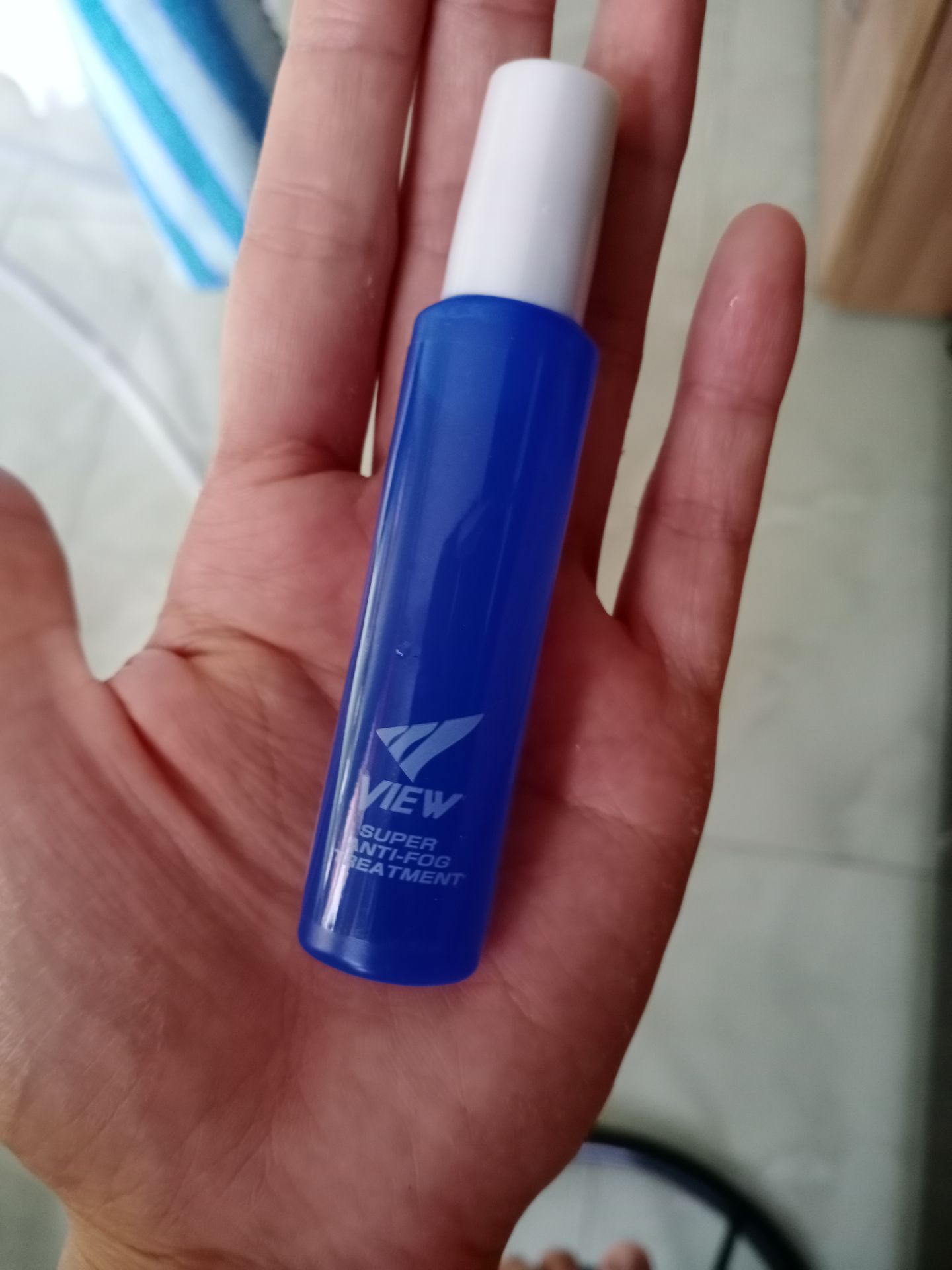 mình chọn sp này lúc đầu là vì hãng view, thường được review chất lượng nhật bản tốt, và sau khi dùng thì mình thấy ok. rửa kính rồi bôi lớp dung dịch, sau đó lướt nhẹ kính xuống hồ bơi để dung dịch trải đều ra, và từ đó đeo luôn kính đến khi bơi xong không cần tháo ra lần nào nữa