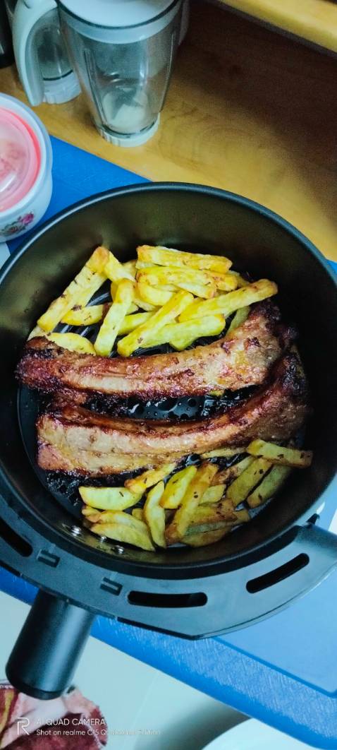 Giao nhanh, đúng hàng và nguyên vẹn, độ bền. Phải dùng thời gian mới biết,nồi đẹp tôi thích ☘️