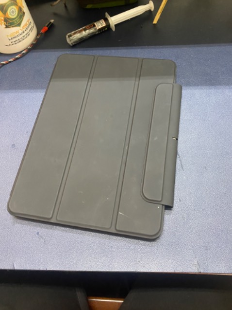 Nam châm phần lưng hít hơi yếu nhưng vẫn dựng được chiều đứng (phải dựng đúng chiều cam quay lên mới hít được) không thể vừa sạc vừa dựng