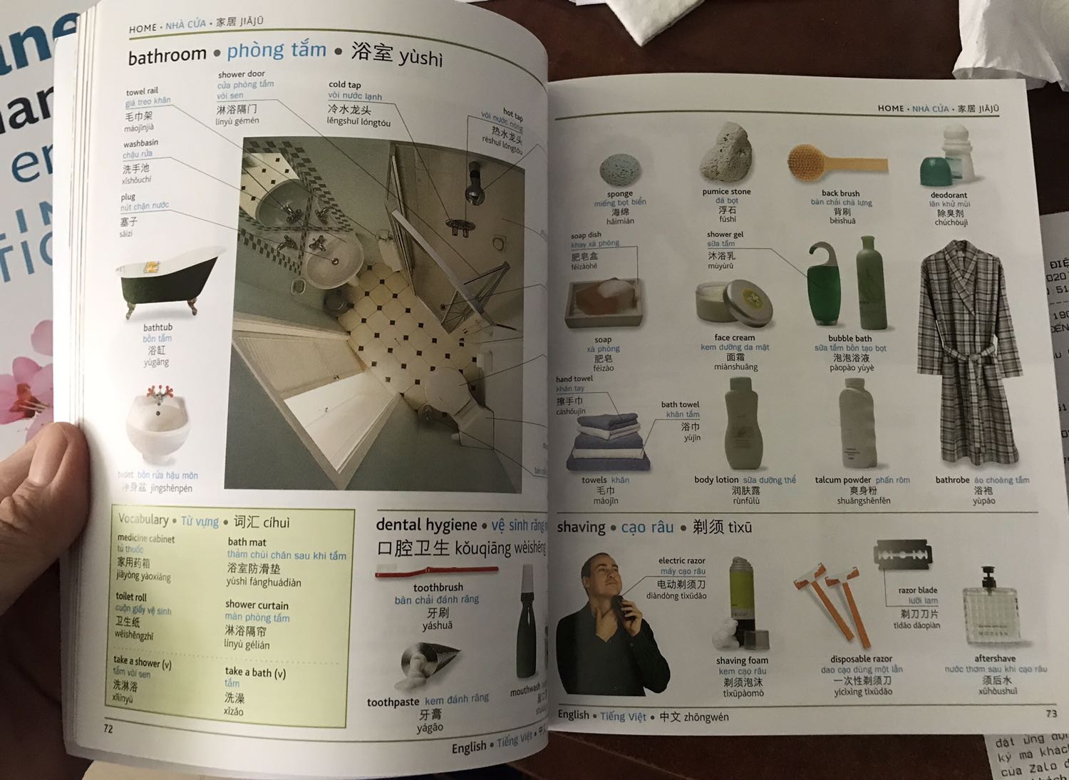 Một cuốn sách nên có trong tủ sách để cải thiện vốn từ vựng khi học ngoại ngữ. Mình rất thích phương pháp học trực quan như thế này. Mình đã mua một quyển tiếng Nhật và một quyển tiếng Trung. Sách khổ vừa phải, không cồng kềnh, dày vừa đủ và chất lượng giấy màu rất đẹp. Giá bìa 320k, mua trên TIKI được giảm.