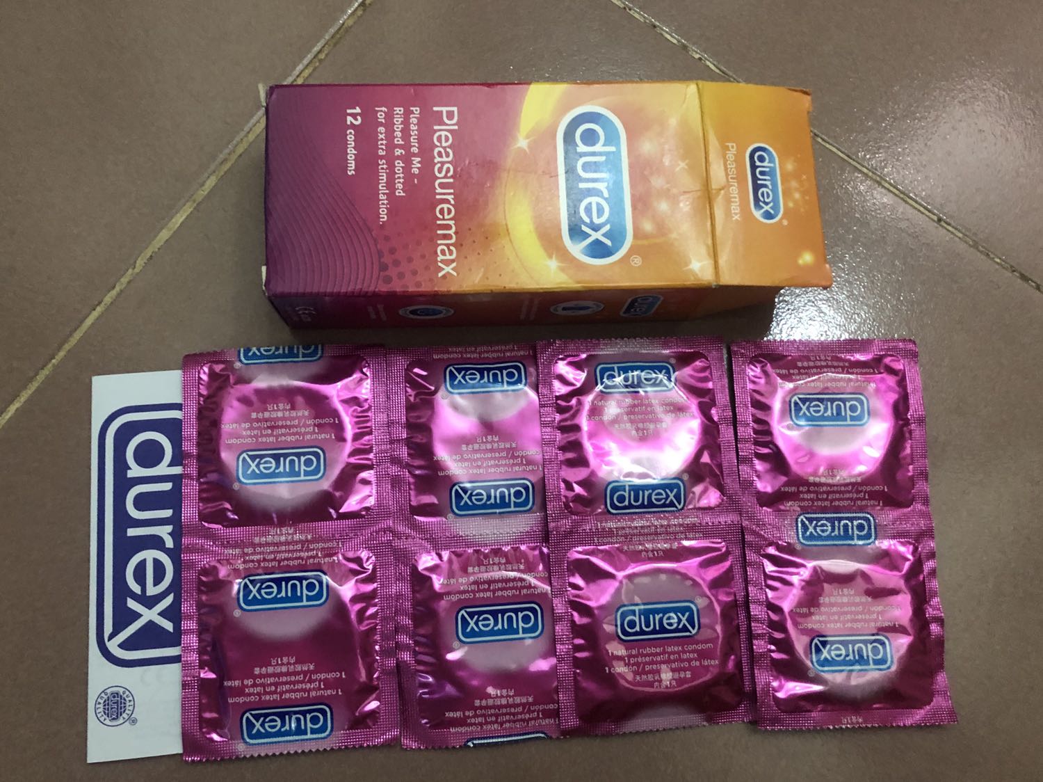 Đặt mua 1 hộp 155k, khi khui hộp thì đã bị xé niêm phong tròn ngay miệng hộp. 1 hộp đáng lẻ phải miếng. Đằng này chỉ có 8 miếng. Mình sẽ làm rõ vụ này tới cùng. Vì quá bức xúc. Từ 1 khách hàng rát hài lòng về Tiki, mình cần 1 lời giải thích thật sớm.