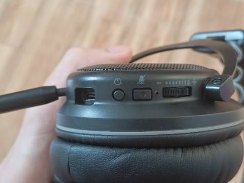 Sản phẩm mới tinh ko bị trầy xước, đóng gói đẹp, đệm tai nghe siêu mềm, trọng lượng tai rất nhẹ đeo khá thoải mái, mic thu âm lượng nhỏ quá ko dùng dc.