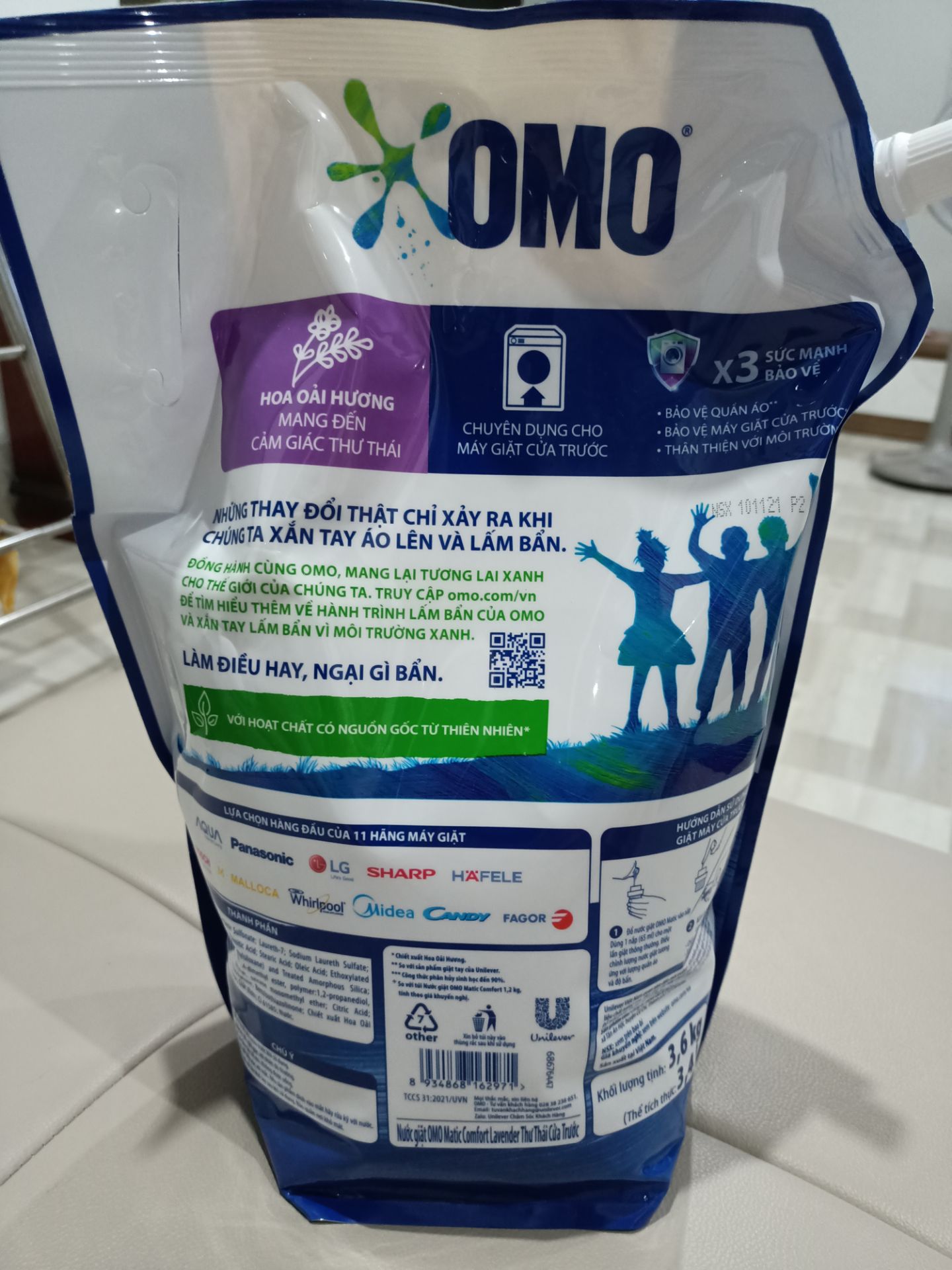 Săn sale giá rẻ hơn siêu thị nhiều nên mình rất ưng. Đóng gói sản phẩm cực kỳ chắc chắn, ko sợ bị bể, lại được tặng kèm 2g comfort 120ml. Vừa nhận được khui hàng ra là đã ngửi được 1 mùi thơm rồi, đến khi xài thì thấy rất tốt. Mùi dễ chịu, ko quá nồng, giữ được rất lâu, để đồ trong phòng chuẩn bị ủi, mà vừa bước vô là căn phòng đã thơm phức. Hàng omo thì bao chuẩn, bao tốt, ko cần giới thiệu nhiều. Mọi người nên mua dùng thử nhé.