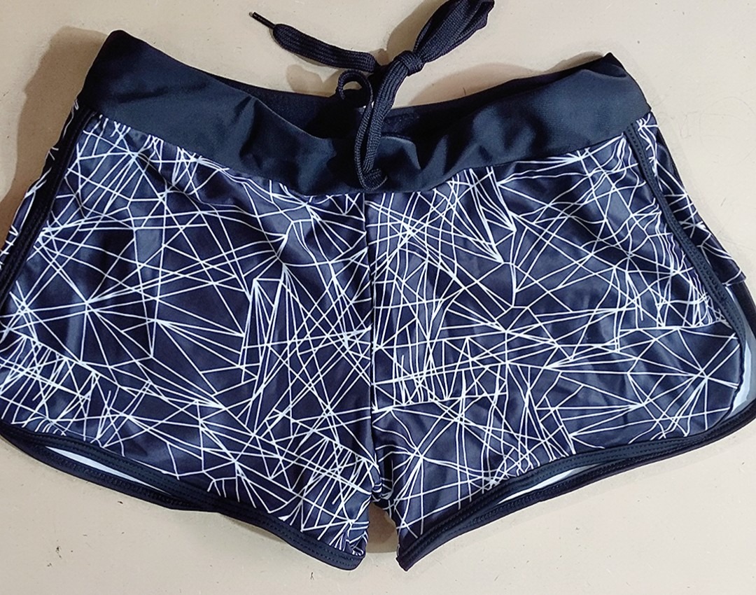 Giao hành nhanh, sản phẩm đẹp.- Chất liệu tốt, thun lạnh, bền. - 3 mảnh, màu sắc và họa tiết y hình. - Cân nặng đúng như tiki mô tả, mình bụng thon nên mặc auto đẹp ạ ;) . Cám ơn TIKI nhé, sẽ ủng hộ dài dài.