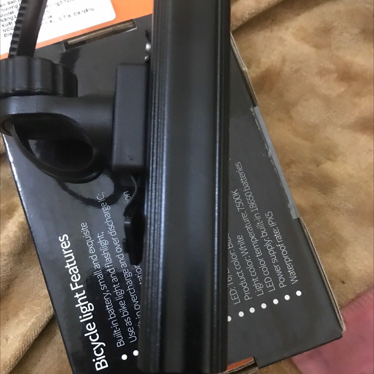 Sản phẩm rất tuyệt vời. Ánh sáng trắng rất sáng. Đúng như hình ảnh quảng cáo. Đóng gói hàng cẩn thận. Giao hàng nhanh mình rất hài lòng