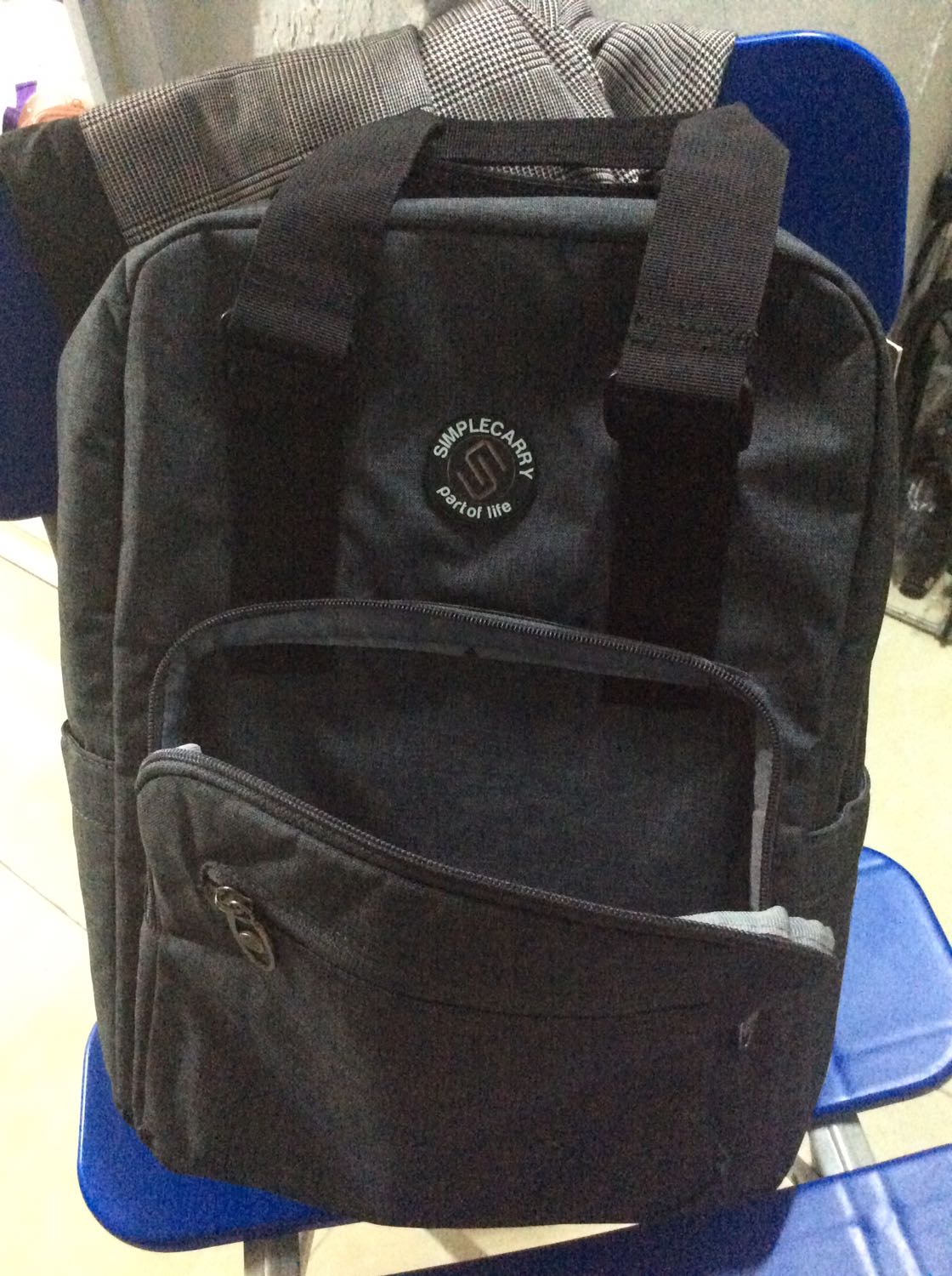 Logo không khớp, balo cũng không được đứng dáng như trong hình. Hơi thất vọng