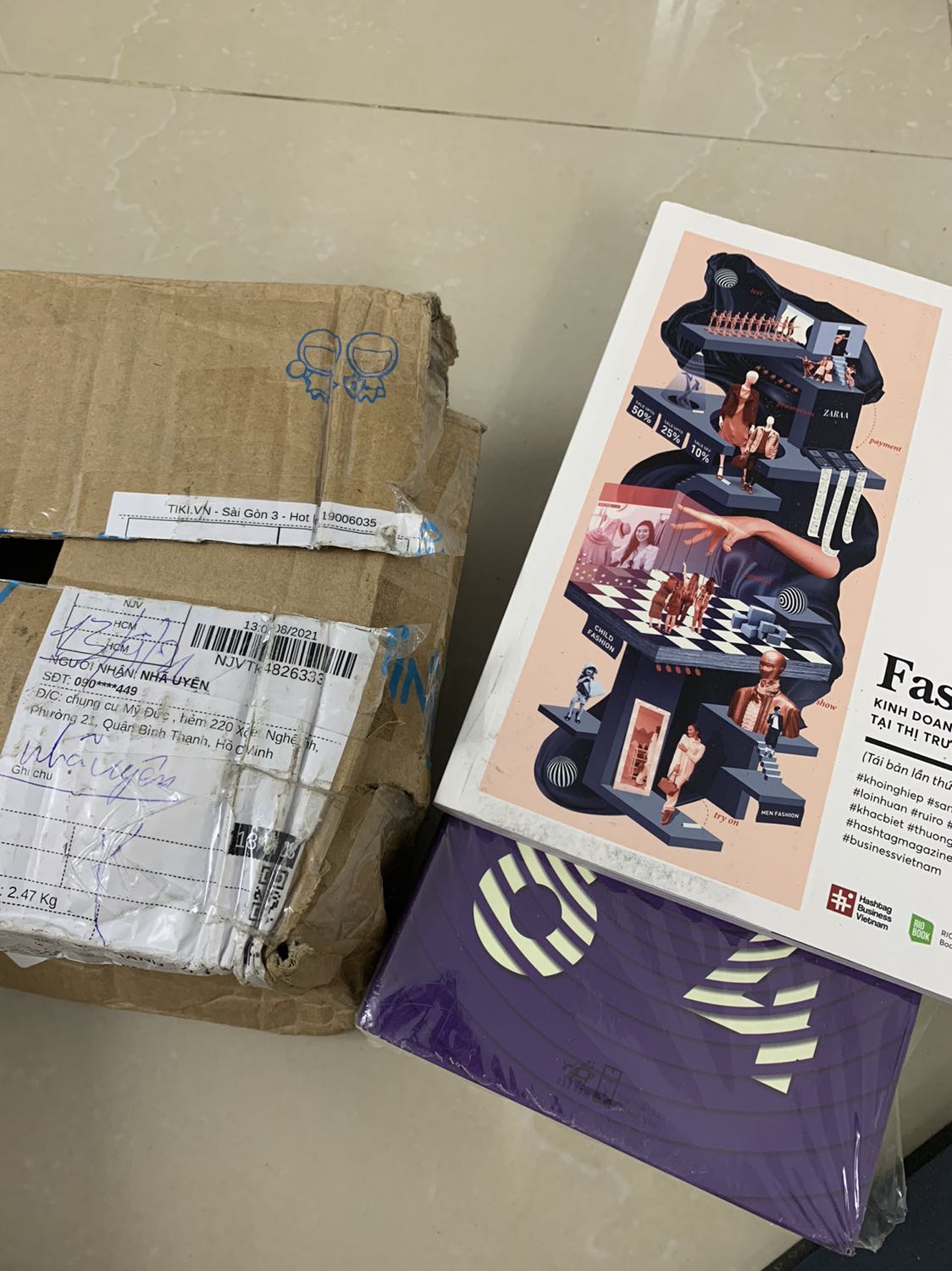 Chỉ complain về phần giao hàng .
Biết là giao lâu vì dịch mình okie. nhưng nếu là sách thì Tiki nên xem lại kỹ phần đóng gói, sách mình mua để tặng nhưng bị quăng góc và đen thêm như vầy thì không tặng được nữa, ngày càng giảm chất lượng packaging, nhất là về sách .