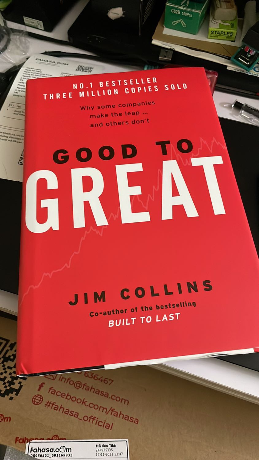 Áo bìa với bìa đẹp quá thể, chất lượng giấy hơi nhám mà cầm cả cuốn bự vẫn thấy nhẹ tênh. Được bạn bè gợi ý nên mua về đọc nên chưa nhận xét được nhiều