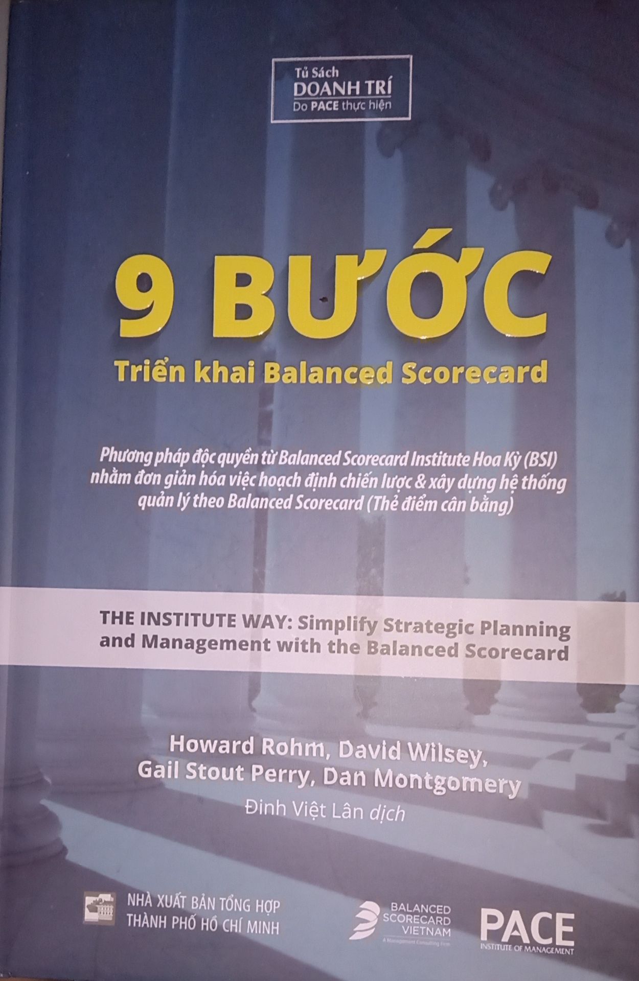 Giao hàng nhanh, đóng gói cẩn thận.
Sách trình bày khá cụ thể và chi tiết các bước khi triển khai BSC, mục đích thực hiện ở từng bước kèm các ví dụ minh họa thực tế giúp dễ hình dung. Bản thân đánh giá cuốn sách sẽ rất hữu ích với những ai đã biết đến cơ bản về phương pháp này nhưng chưa hình dung cách triển khai trong thực tế ntn, cũng như các vấn đề / khó khăn sẽ gặp phải.

Về hình thức: bìa cứng, có thêm một tấm bìa giấc bọc ngoài nữa, chất liệu giấy bóng, nhìn khá xịn ?
