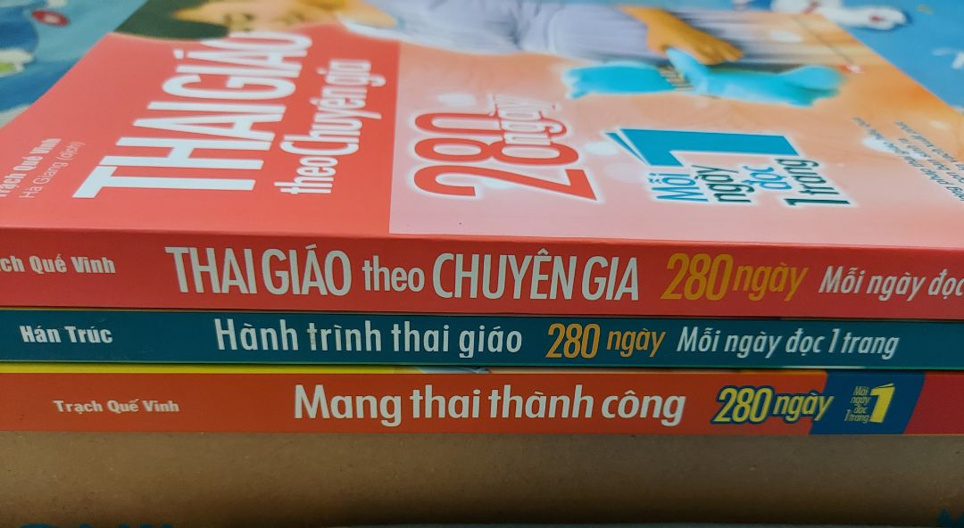 Đầu tiên mình mua cuốn "Mang thai thành công 280 ngày mỗi ngày một trang sách" đọc thấy hài lòng về văn phong và cách trình bày, sách phù hợp với người ngán chữ như mình, mình đọc sách thấy hạnh phúc và trân trọng sự có mặt của con vô cùng nên đặt mua thêm 2 quyển nữa là "thai giáo theo chuyên gia" và "hành trình thai giáo". Mỗi quyển có ưu điểm riêng. Với người lần đầu làm mẹ như mình còn nhiều bỡ ngỡ đọc "Mang thai thành công" giúp mình có sự hiểu biết và an tâm hơn, đặc biệt những ai chuẩn bị làm mẹ mình khuyên nên đọc qua quyển sách này trước để có sự chuẩn bị chu đáo trước khi mang thai. Mình khá tiếc vì biết đến sách muộn nên đã không có sự chuẩn bị chu đáo cho con. "Thai giáo theo chuyên gia" là cuốn sách thứ 2 nên có, bổ sung kiến thức thai giáo cho mẹ bầu. Cùng 1 tác giả nên ai đã yêu thích "mang thai thành công" cũng sẽ yêu thích sách này. Các mẹ bầu nên đọc nhé!
Nếu mẹ bầu yêu thích đọc có thể tham khảo tiếp "hành trình thai giáo" cuốn này có hướng dẫn thêm công thức dinh dưỡng cho mẹ bầu, nhiều nét vẽ trẻ thơ ngô nghê sẽ tạo cho bạn niềm hạnh phúc và hân hoan được gặp con, vẫn là 1 quyển sách hay tuy nhiên theo cá nhân mình không thích quyển này như 2 quyển trên lắm vì nội dung khai thác không mới mẻ và thu hút, ai thích đọc có thể tìm đọc thêm để bổ sung kiến thức, còn về cảm quan mình không đánh giá cao quyển này, có thể do khác tác giả chăng!?!