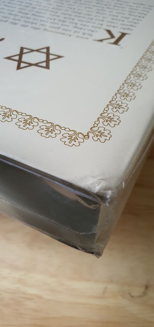 sách bị cong 4 góc, giao hàng trễ do dịch bệnb có thể thông cảm nhưng sách bị cong cả 4 góc thì kg thể chấp nhận được. nhận cuốn sách mà làm bực mình