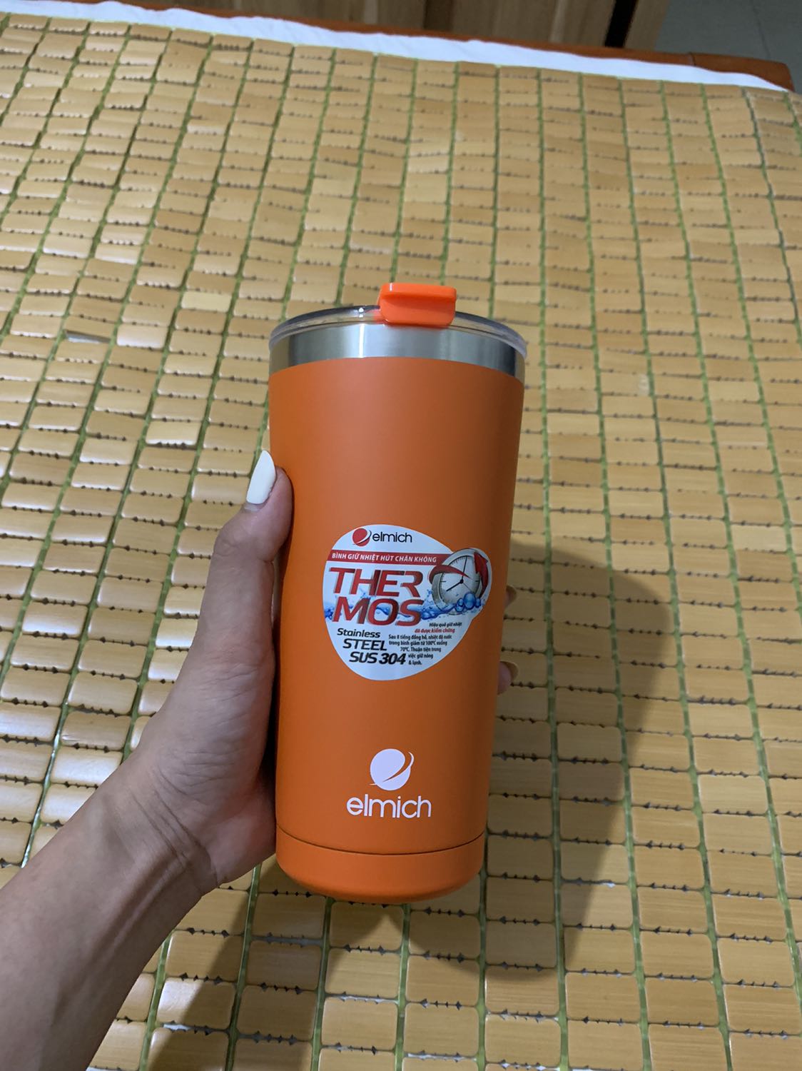 Đã dùng 1 cái màu đen 4 năm, giờ lại mua tiếp là biết chất lượng ra sao nha mng.
Mỗi tội đặt màu đen mà shop gọi điện báo còn mỗi màu cam😭
Trước mình mua có kèm túi vải có quai treo cốc, mà lần này mua ko thấy có thì ko biết là vì sao.