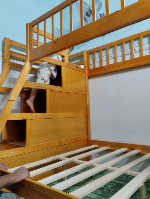 Kiểu dáng đẹp. Nhân viên tư vấn rất nhiệt tình. Sp đang mua. Tuy nhiên vạt giường khá thưa. Mình phải dùng vạt giường cũ gắn thêm cho tầng trên để an tóàn. Với tư cầu thang có 3 cửa mở k phải 4 cửa như hình. Nam châm hơi kém. Mình phải mua thêm năm châm chứ nam châm sẵn k hít nổi bước lên xuống cửa bung ra ngay. Những vấn đề nhỏ ấy khắc phục đc. Nếu bạn nào đang cần nên mua chỗ này. Mình chia sẻ thật tình trải nghiệm để bạn nào đang cân nhắc. Mình cũng thử nhưng máy mắn mình đặt niềm tin đúng. Chứ đặt xong hồi hộp lắm.