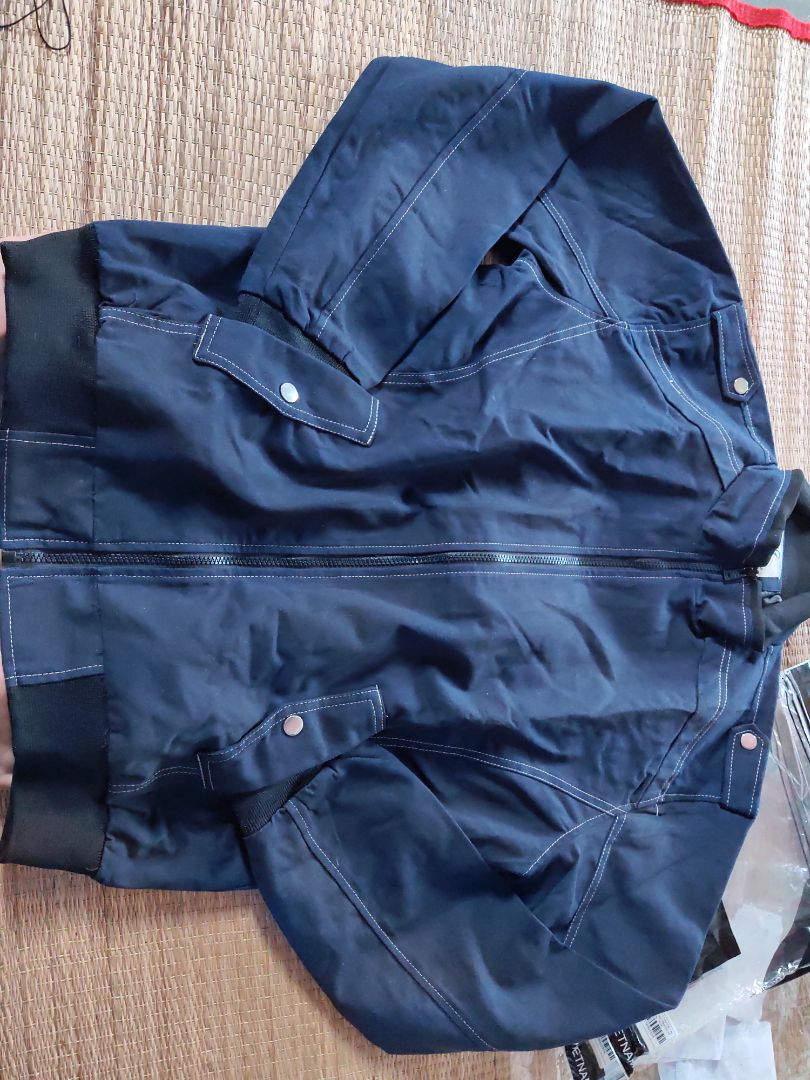 Áo rất đẹp, không thấy vết rách hay bị hư hỏng. Túi áo trong có thể để điện thoại vừa và nhỏ, 2 túi ngoài thì không có khoá kéo nên chỉ để những gì tiện dụng thôi (khẩu trang, khăn giấy,...). Cầu vai áo thì dài bằng vai mình, còn tay áo thì hơi dư một chút (phòng hờ trời lạnh có thể kéo xuống che lòng bàn tay và ngón cái). Nói chung thì mình khá hài lòng với sản phẩm của shop. Tiki giao hàng rất nhanh nên mình hài lòng về chất lượng dịch vụ của Tiki.