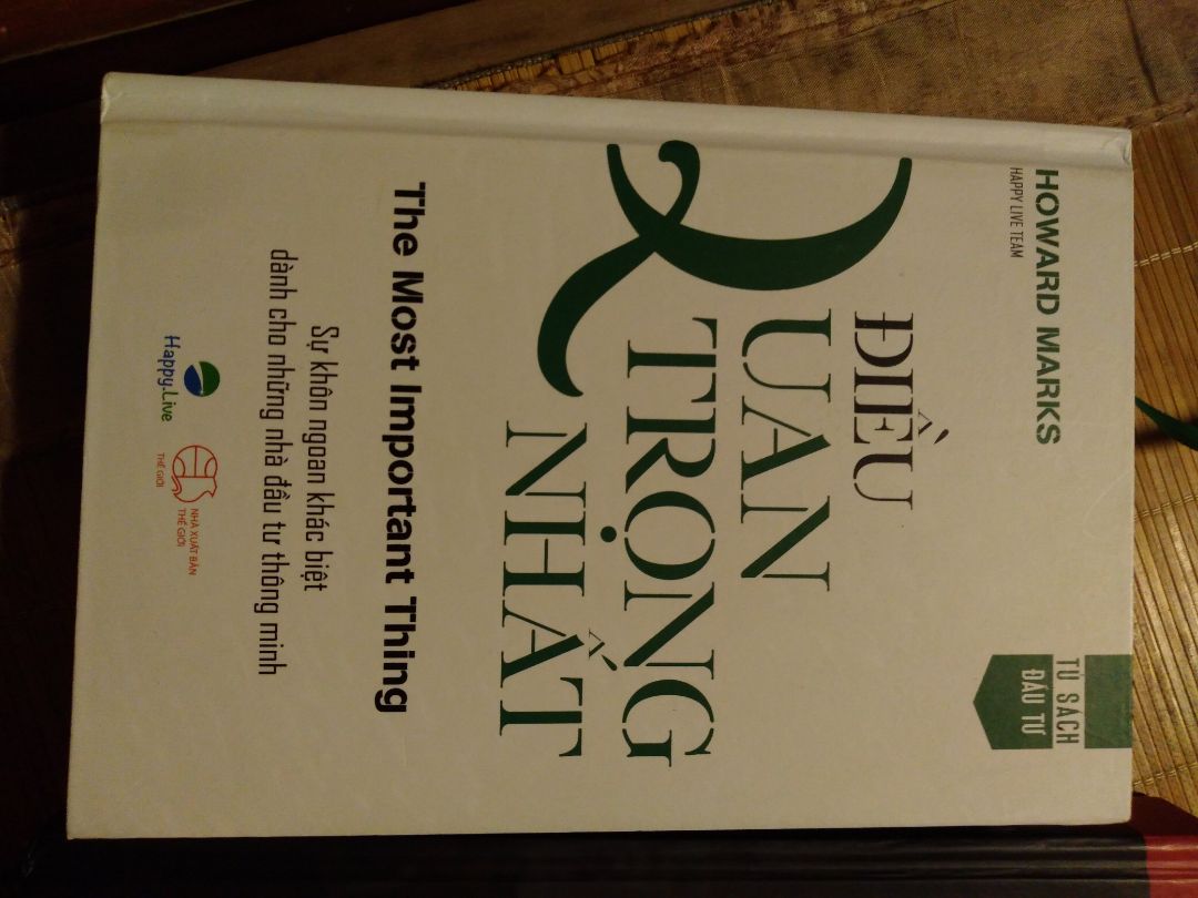 Mình đặt thêm mấy quyển của Happy live vì sách happy live rất uy tín sau khi mình đọc xong 3 cuốn rất hay về FA (pay back time-ngày đòi nợ, nghệ thuật đầu tư đhanho, lột xác để trở thành nhà đầu tư giá trị) mình  đặt thêm mấy quyển về TA này của anh Thái Phạm. vậy là mình có đủ trọn bộ sách đầu tư rất hay của anh Thái Phạm.
tiki giáo hàng rất nhanh nhanh: đặc biệt là cuốn giao dịch để kiếm tiền hàng ngày vừa đặt tối qua chiều nay nhận được luôn. vote cho tiki 5 sao. về sách thì mình đọc được bộ này có các cuốn: 
1. Điều quan trọng nhất: thực sự rất hay cho nhà đầu tư giá trị, câu chữ dẫn giải của tác giả rất dễ hiểu. team dịch rất hay và sát nghĩa với thị trường Việt Nam.
2. sách thiết kế cuộc đời thịnh vượng mà mình đọc được mấy chương nhưng thấy rất hay và hữu ích cho không chỉ các bạn trẻ, mà còn những người đã nhiêud năm đi làm như mình. mình thật tiếc là tác giả Thái Pham không ra cuốn này sớm để mình học hỏi và có được tư duy đúng, phương pháp đúng, định hướng đúng về cuộc đời mình trong tất cả các lĩnh vực cuộc sống như: sức khoẻ, tài chính, mối quan hệ, đam mê của cuộc đời.
3. bộ sách về TA gồm 3 cuốn: kỹ thuật giao dịch để kiếm tiền hàng ngày, giao dịch theo sóng Elliott và người đàn ông đánh bại mọi thị trường mình thấy rất đẹp và trau chuốt về hình ảnh, biểu đồ rõ ràng giấy thơm. tuy nhiên có cuốn Elliott giấy màu trắng mình sợ đọc sách buổi tối sẽ hới loá. mình thích giấy màu vàng đọc đỡ mỏi mắt hơn. về nội dung thì phải đọc kỹ cụ thể mới đánh giá được vì theo TA kiến thức rất rộng lớn và khó để nắm bắt được ngay.
