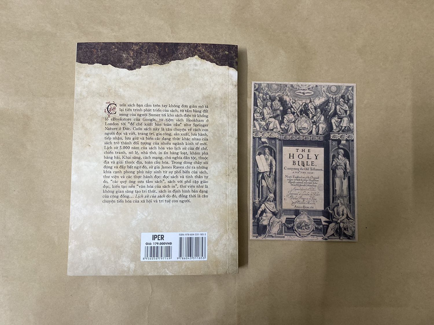 Cuốn sách chuẩn "lịch sử của sách" bao gồm rất nhiều kiến thức hữu ích cho người đọc. Mình càng đọc càng thấy thích thú cho dù trong quá trình đọc tương đối lâu vì phải ghi nhớ khá nhiều thông tin. 

Được tặng kèm bookmark rất đẹp!